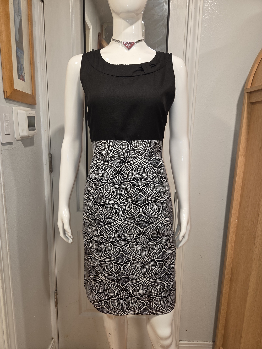 Banana Republic Stunning Black & White Sleeveless Sheath Dress Sz 8